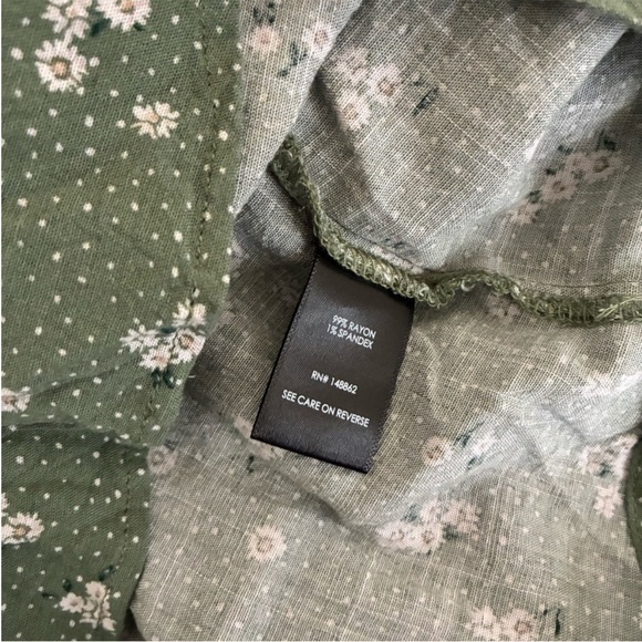 ❤️$15 WAS $25 Torrid green floral blouse - Picture 5 of 6